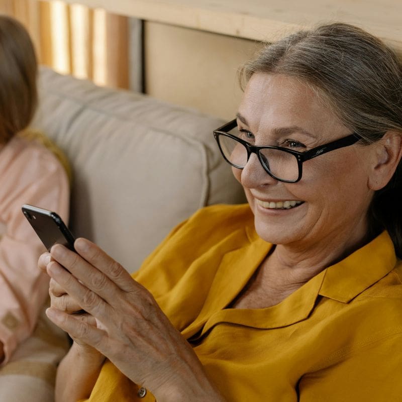 Nieuwe technologie   vrouw met smartphone