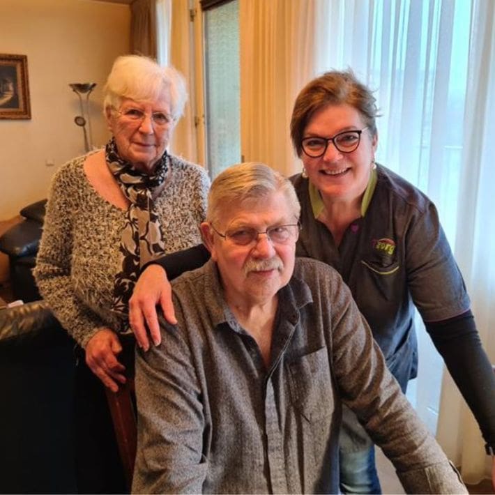 Gerda en Piet met thuishulp Monique van Tzorg