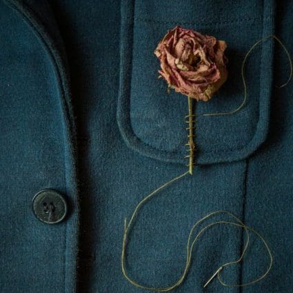 Upclycling bloem op blouse