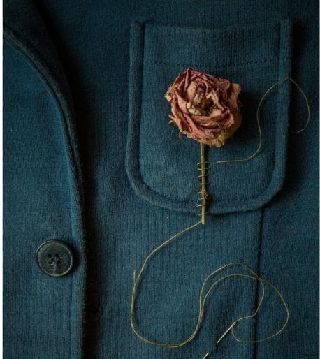 Upcycling bloem gebreid aan blouse