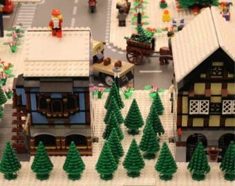 Lego als hobby van oudere dame