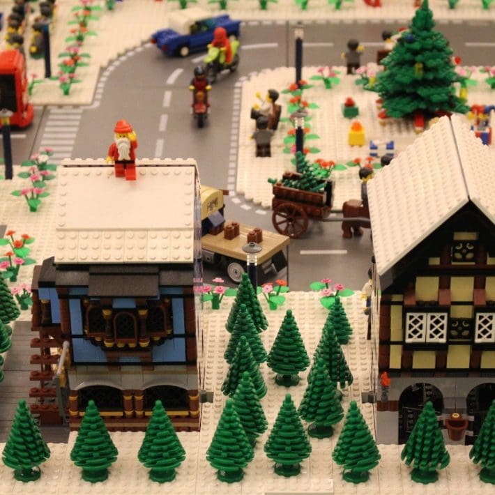 Lego als hobby van oudere dame