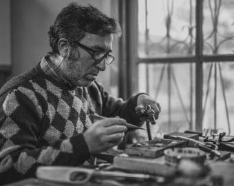 Repair cafe   man maakt apparaat