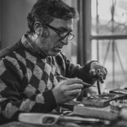 Repair cafe   man maakt apparaat